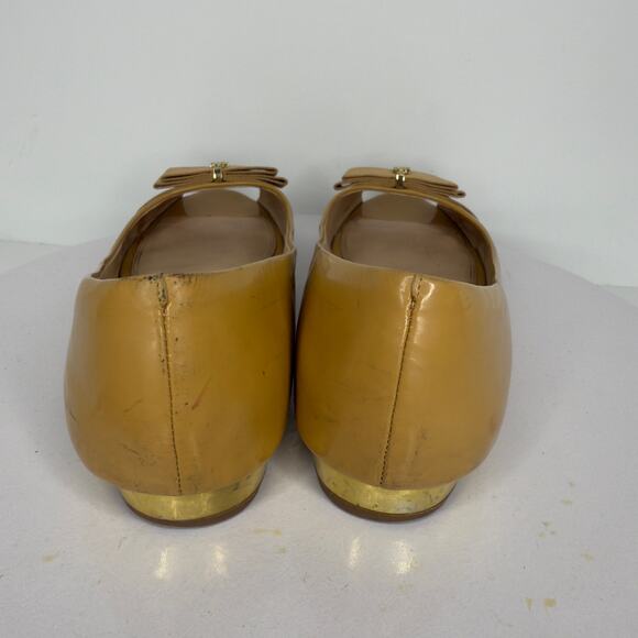 Tory Burch 9.5 Womens Trudy Open Toe Flat Shoe In Patent Tan Preppy *flaw - Picture 4 of 11
